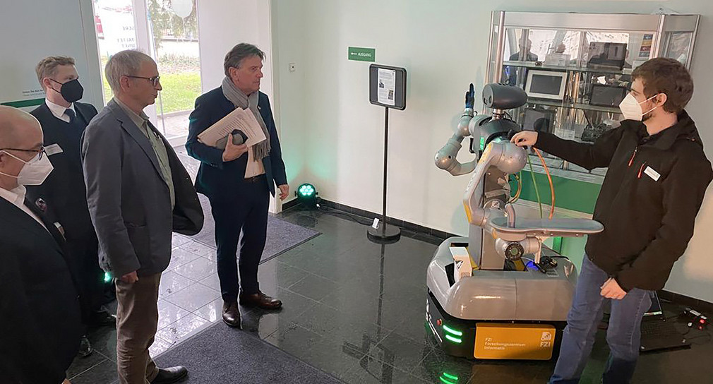 Serviceroboter zur Unterstützung der Pflege in Krankenhäusern begrüßt Minister Manne Lucha bei Besuch des FZI Karlsruhe
