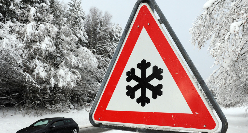 Ein Schild warnt im Schwarzwald vor Schneeglätte