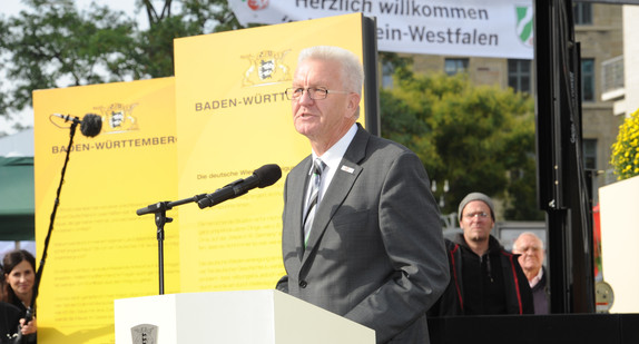 Ministerpräsident Winfried Kretschmann spricht bei der Eröffnungsfeier zu den Feierlichkeiten zum Tag der deutschen Einheit.
