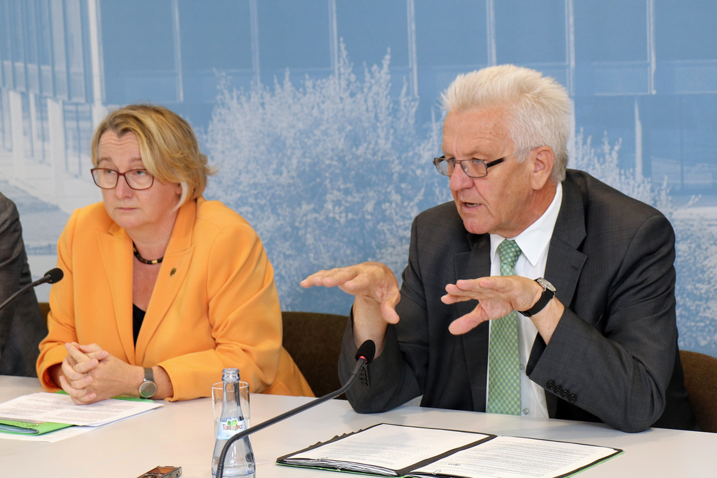 Ministerpräsident Winfried Kretschmann (r.) und Wissenschaftsministerin Theresia Bauer (l.) bei der Regierungspressekonferenz
