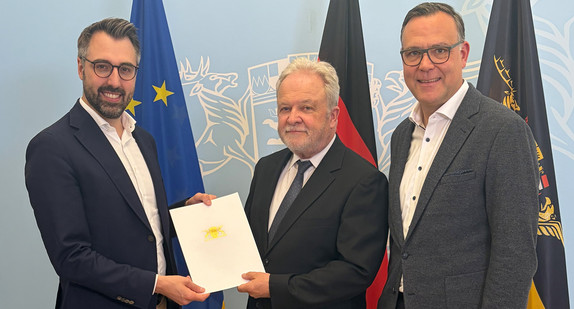 von links nach rechts: Justizminister Moritz Oppelt, Alexander Schwarz und der neue Opferbeauftragte der Landesregierung, Siegfried Lorek