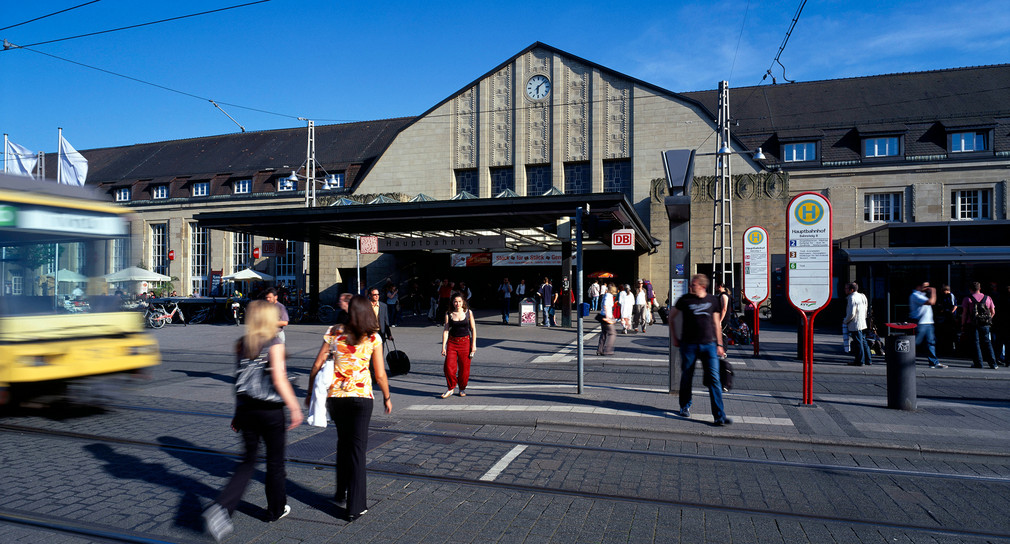 Empfangsgebäude mit Vorplatz des Hauptbahnhofes Karlsruhe (Bild: Deutsche Bahn AG/ Christian Bedeschinski)