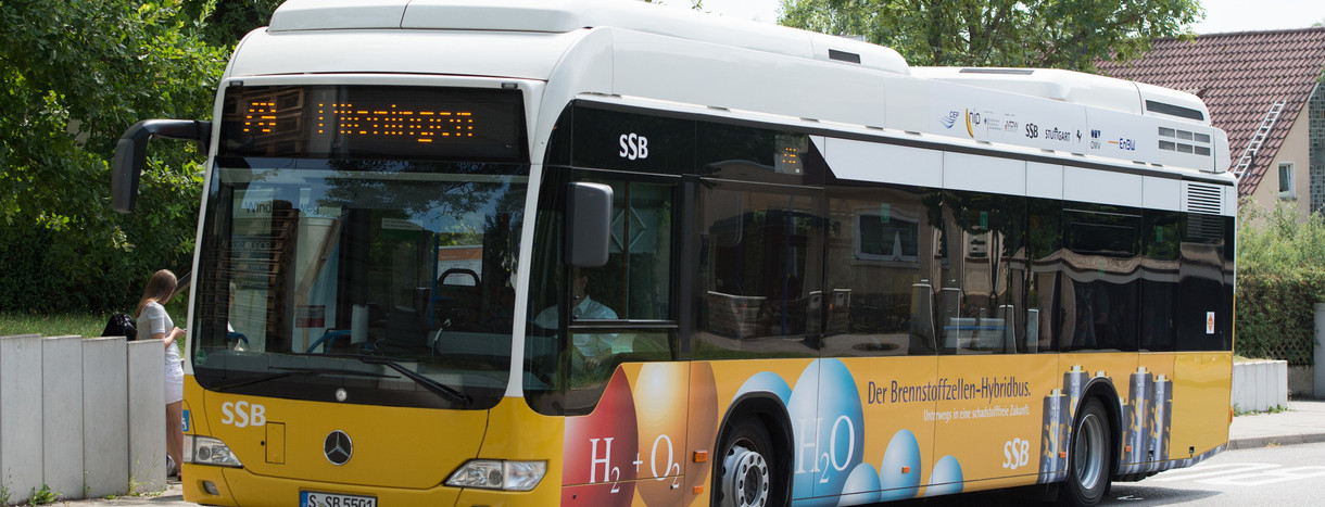 Ein Brennstoffzellen-Hybridbus der Stuttgarter Straßenbahnen AG (SSB) steht in Stuttgart an einer Bushaltestelle.