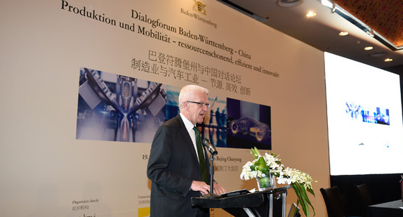 Ministerpräsident Winfried Kretschmann spricht beim „Dialogforum Baden-Württemberg - China. Produktion und Mobilität: ressourcenschonend, effizient und innovativ“ in Peking (Foto: Staatsministerium Baden-Württemberg/Reiner Pfisterer)