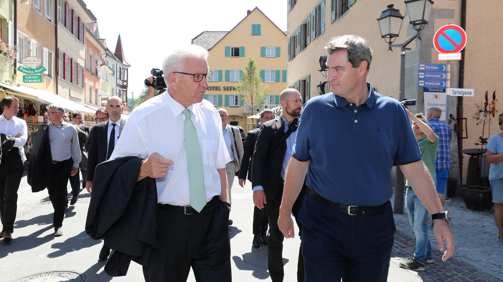 Ministerpräsident Winfried Kretschmann (l.) und Ministerpräsident Dr. Markus Söder (r.) in Meersburg (Bild: Staatsministerium Baden-Württemberg)