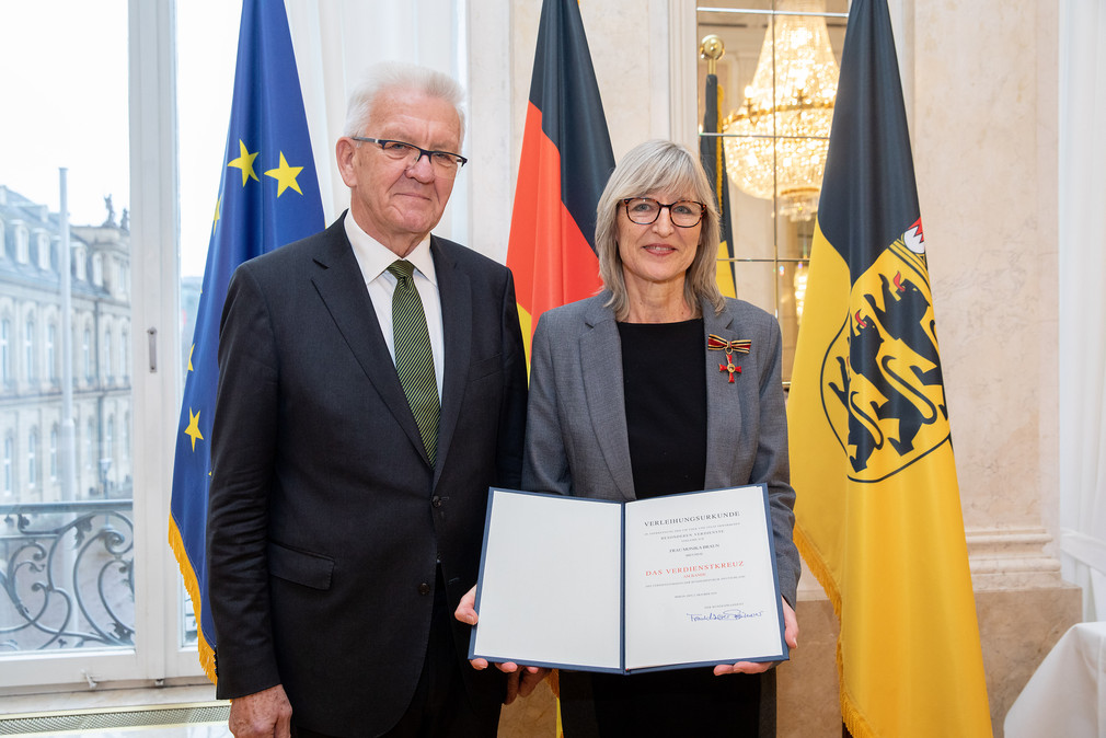 Ministerpräsident Winfried Kretschmann (l.) und Monika Braun (r.) (Bild: Staatsministerium Baden-Württemberg)