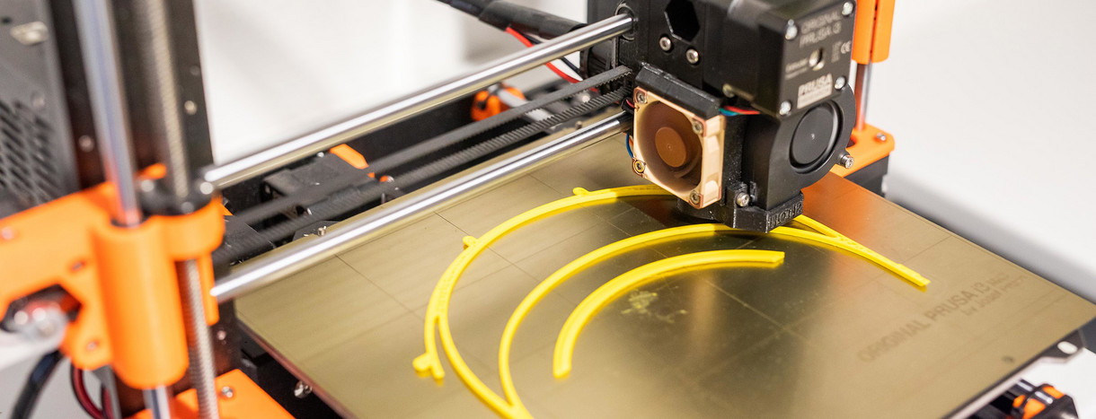 Ein 3D-Drucker fertigt eine Halterung für einen Gesichtsschutz.
