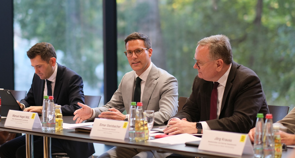 Innenminister Manuel Hagel (Mitte) spricht bei der Auftaktsitzung der Zukunftskommission für Baden-Württemberg.