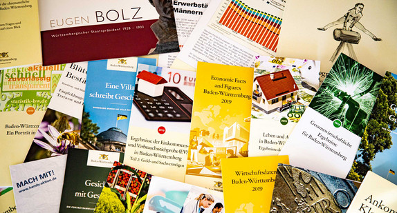 Verschiedene Broschüren der Landesregierung