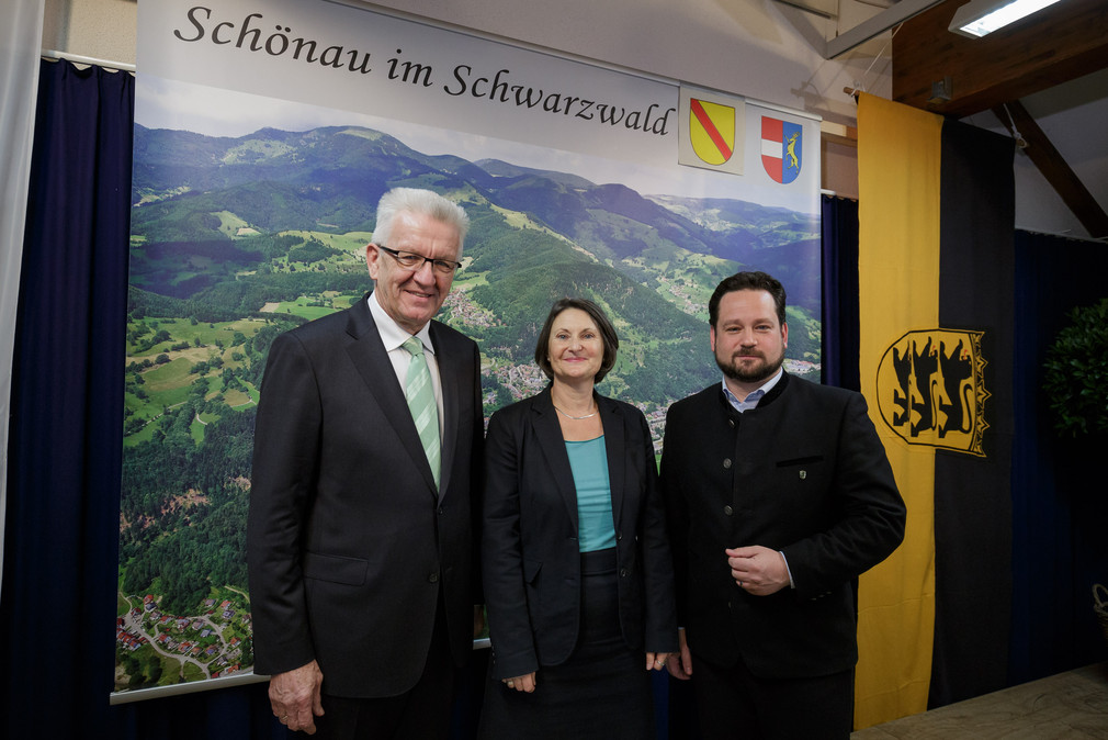v.l.n.r.: Ministerpräsident Winfried Kretschmann, Regierungspräsidentin Bärbel Schäfer und Naturschutzminister Alexander Bonde (Foto: MLR/Jan Potente)