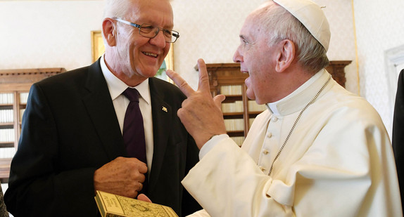 Ministerpräsident Winfried Kretschmann und Papst Franziskus