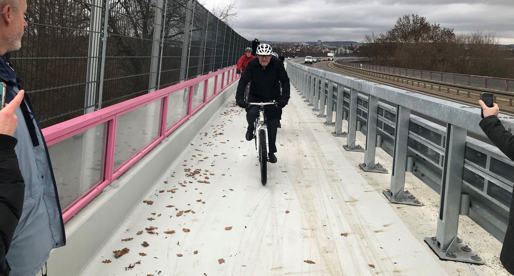 Eröffnung des neuen Radwegs an der Körschtalbrücke zwischen Ostfildern und Neuhausen mit Verkehrsminister Winfried Hermann (Bild: © Ministerium für Verkehr Baden-Württemberg).