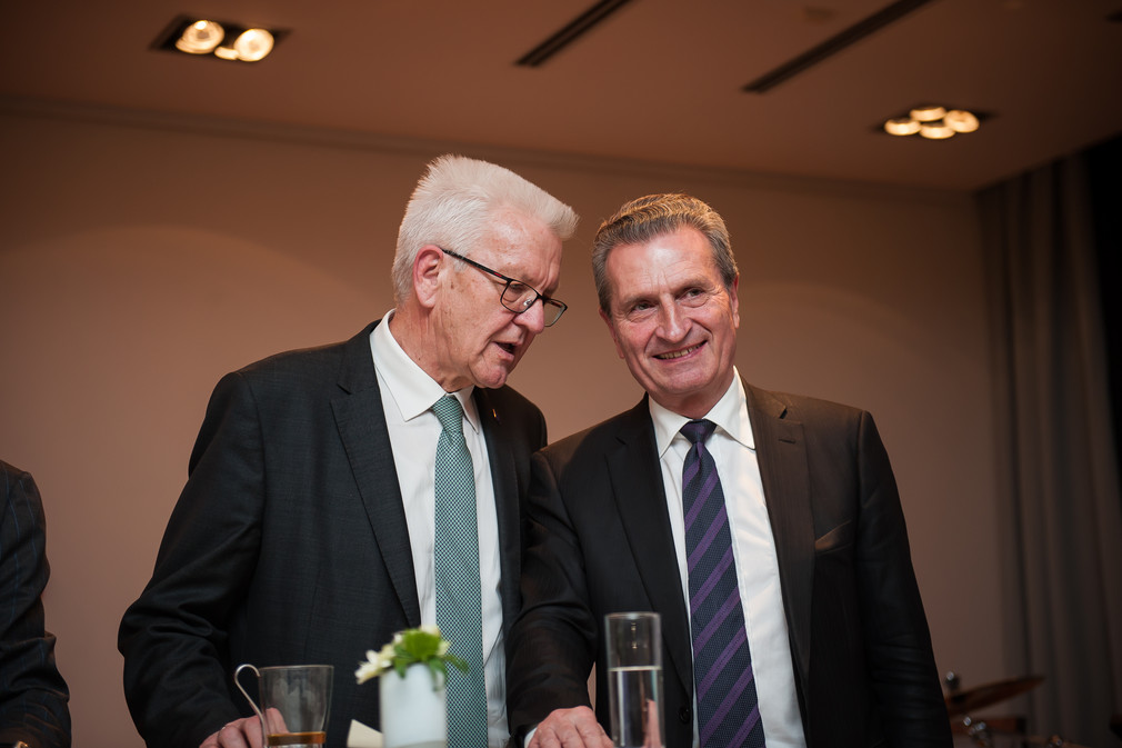 Ministerpräsident Winfried Kretschmann (l.) und EU-Kommissar Günther Oettinger (r.) (Bild: © Vertretung des Landes Baden-Württemberg bei der Europäischen Union/FKPH)