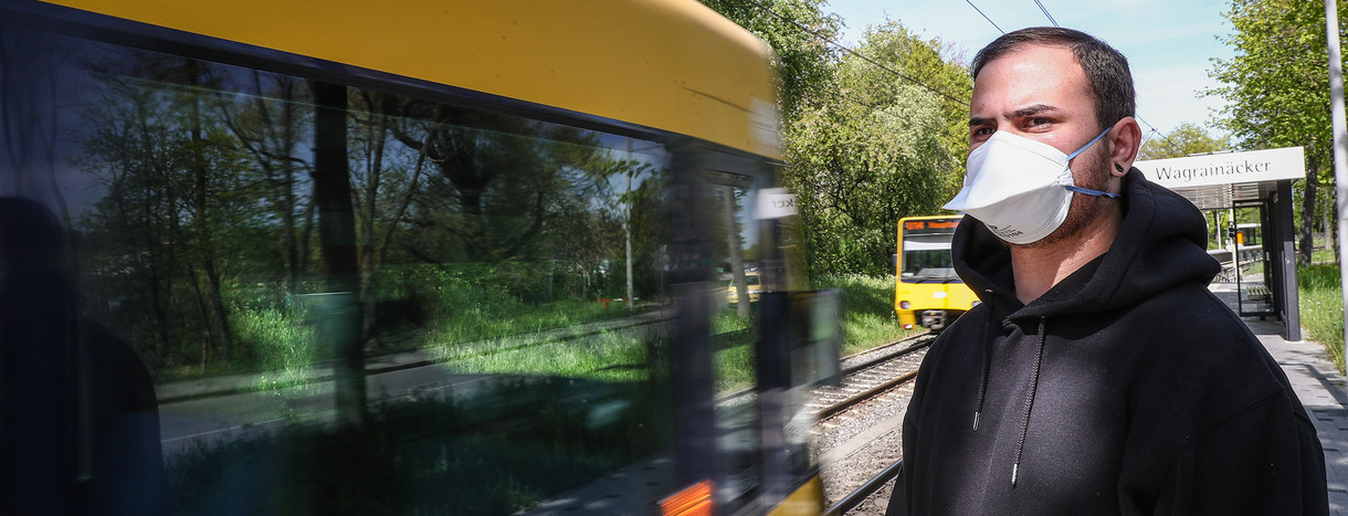Symbolbild: Ein junger Mann trägt vor einer einfahrenden Stadtbahn in Stuttgart eine Atemschutzmaske. (Bild: picture alliance/Christoph Schmidt/dpa)