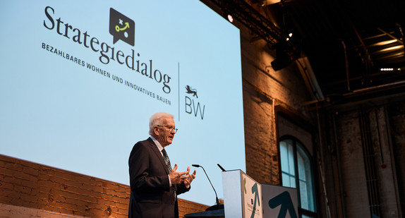 Ministerpräsident Winfried Kretschmann auf der dritten Jahresveranstaltung des Strategiedialog „Bezahlbares Wohnen und innovatives Bauen“