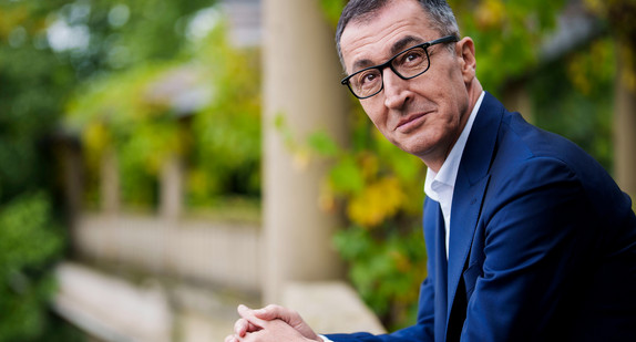 Beschreibung vom Bild: Man sieht Minister-Präsident Cem Özdemir.