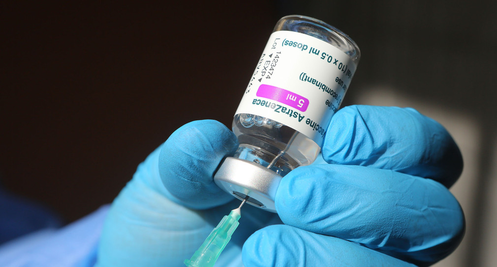 Im regionalen Impfzentrum wird eine Spritze mit dem Corona-Impfstoff von AstraZeneca aufgezogen.