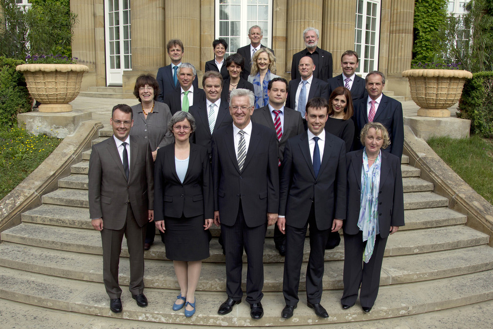 Ministerpräsident Winfried Kretschmann (1. Reihe, Mitte) mit dem Kabinett am Donnerstag (12.05.2011) vor der Villa Reitzeneitstein in Stuttgart