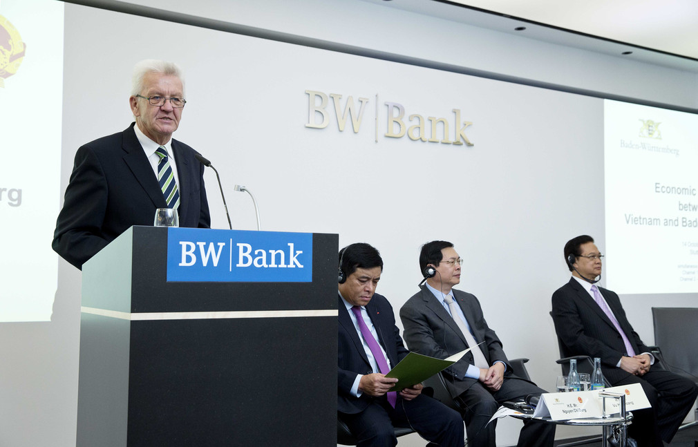 Ministerpräsident Winfried Kretschmann (l.) spricht beim Wirtschaftsdialog in der BW Bank.