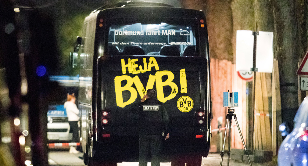 Ein Beamter des Landeskriminalamtes untersucht am 12.04.2017, in der Nacht nach dem Vorfall, in Dortmund den Mannschaftsbus der Fußballmannschaft von Borussia Dortmund, bei dem es drei Explosionen gegeben hatte. (Foto: dpa)