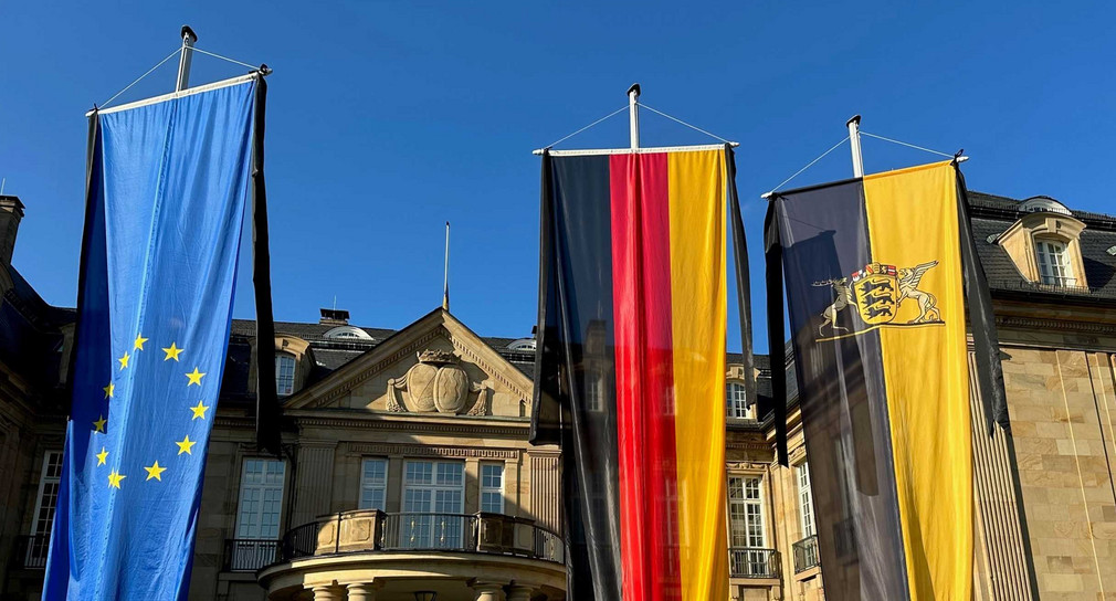 Trauerbeflaggung vor der Villa Reitzenstein  in Stuttgart