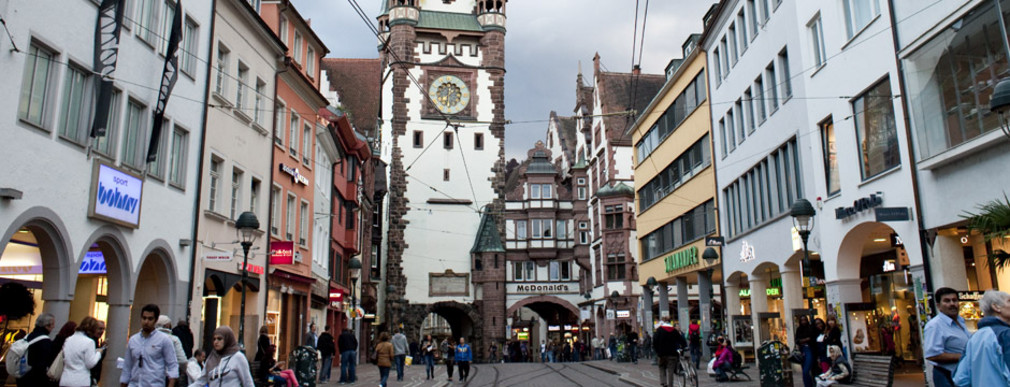 Straßenszene in Freiburgs Altstadt
