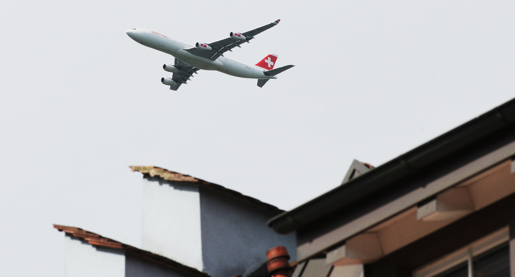 Ein Flugzeug fliegt über die Dächer von Hohentengen (Bild: dpa).