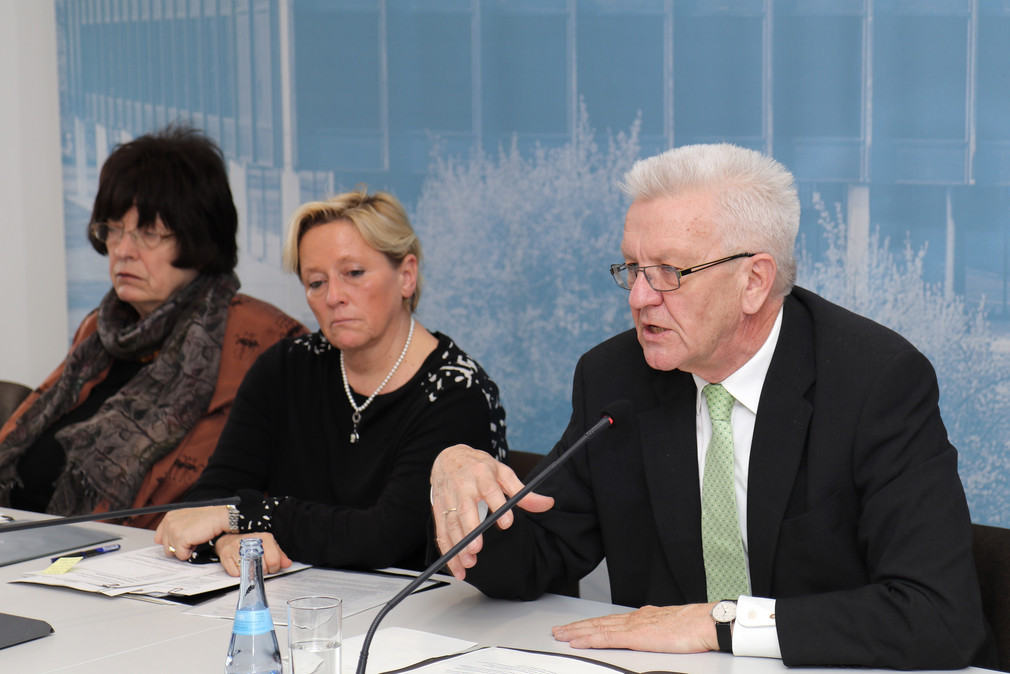 Ministerpräsident Winfried Kretschmann (r.), Kultusministerin Susanne Eisenmann (M.) und Staatsrätin Gisela Erler (l.)
