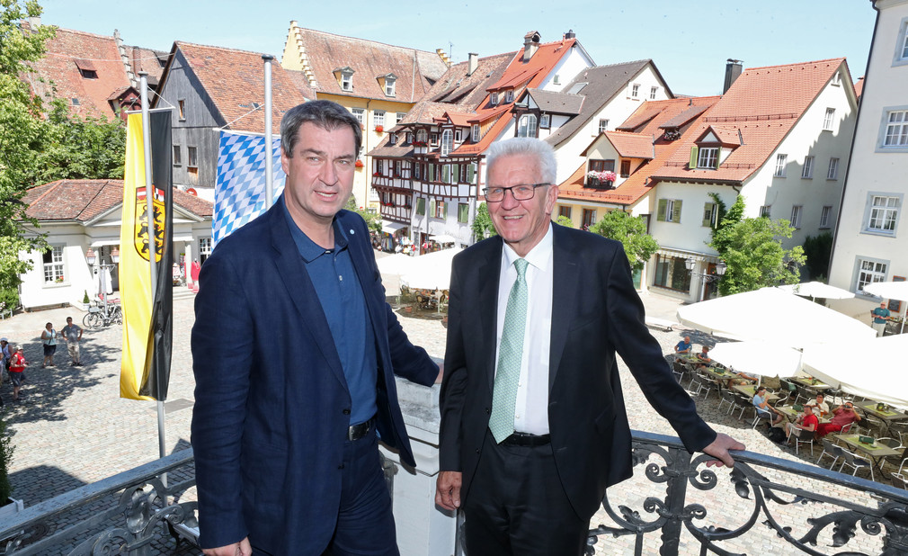 Ministerpräsident Winfried Kretschmann (r.) und Ministerpräsident Dr. Markus Söder (l.) (Bild: Staatsministerium Baden-Württemberg)