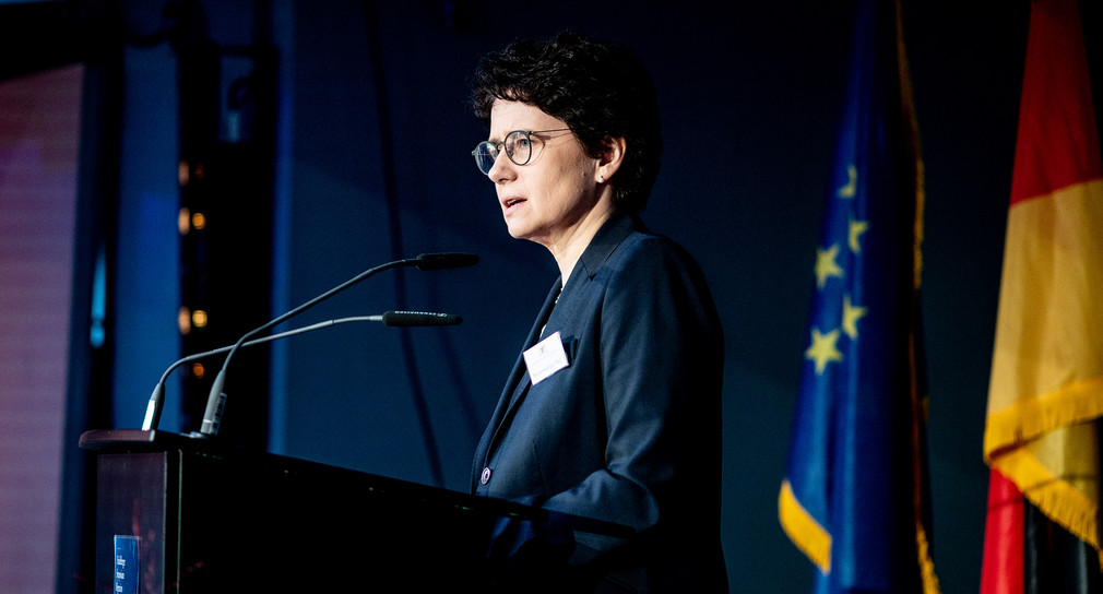 Migrationsministerin Marion Gentges spricht auf dem ersten Heidelberger Migrationssymposium.