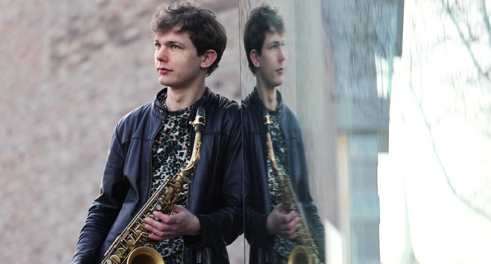 Der Musiker Jakob Manz mit Saxophon