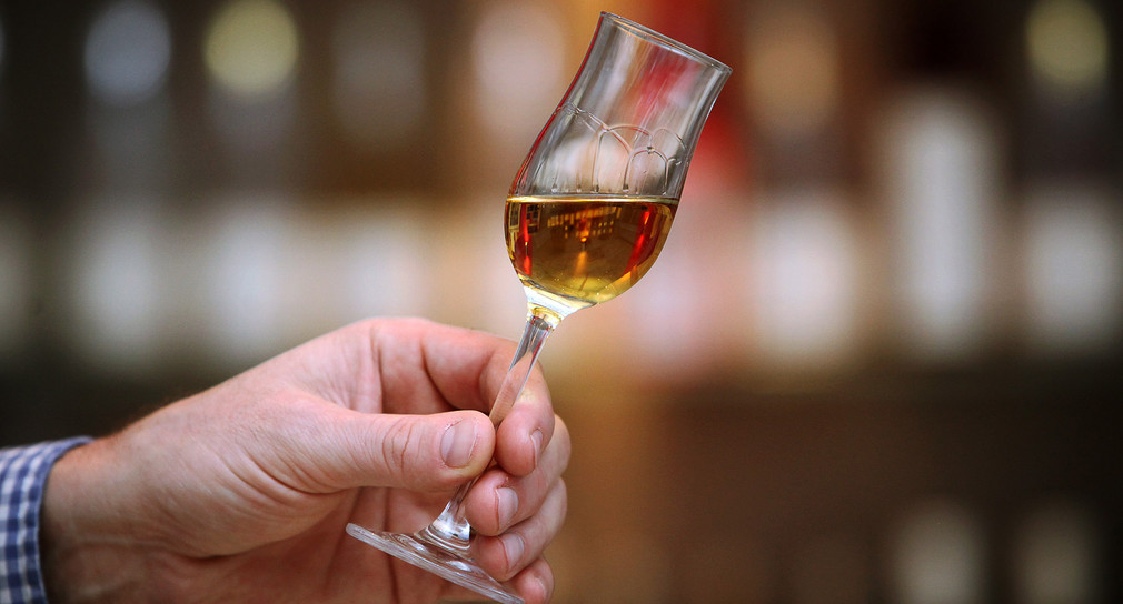 ein Glas Mirabellen-Brand