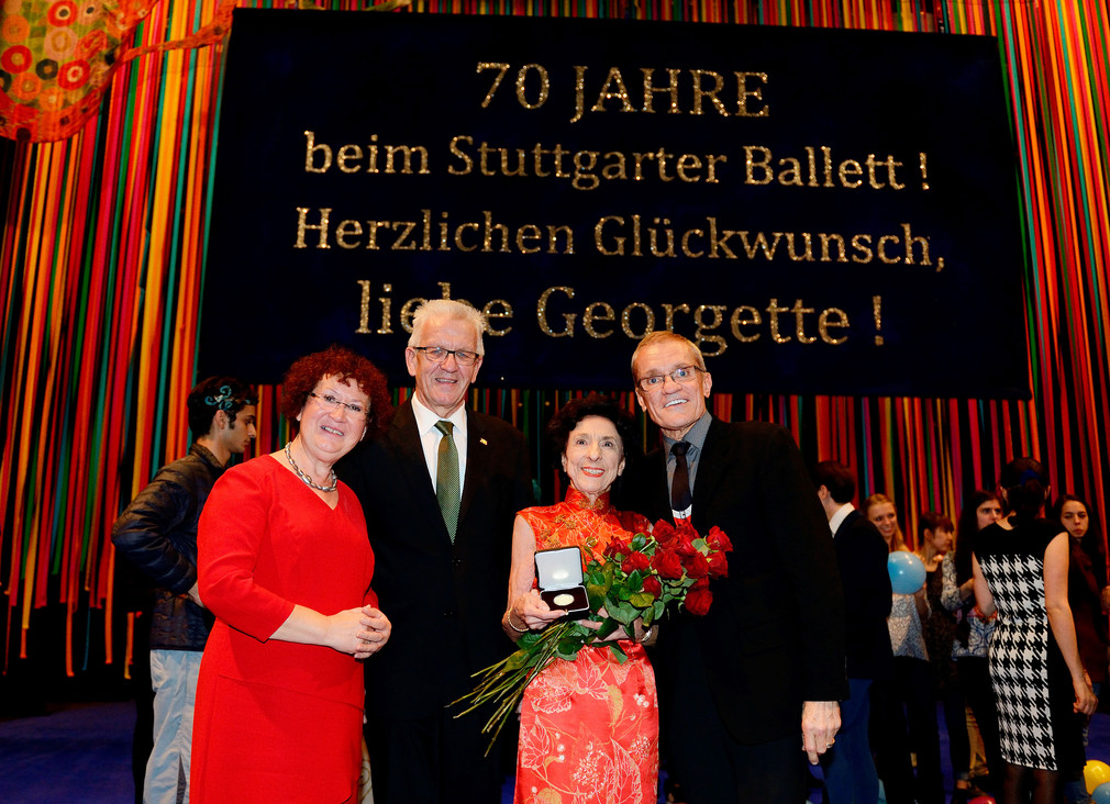 v.l.n.r.: Gerlinde Kretschmann, Ministerpräsident Winfried Kretschmann, Georgette Tsinguirides, Ballettintendant Reid Anderson (Foto: Stuttgarter Ballett)