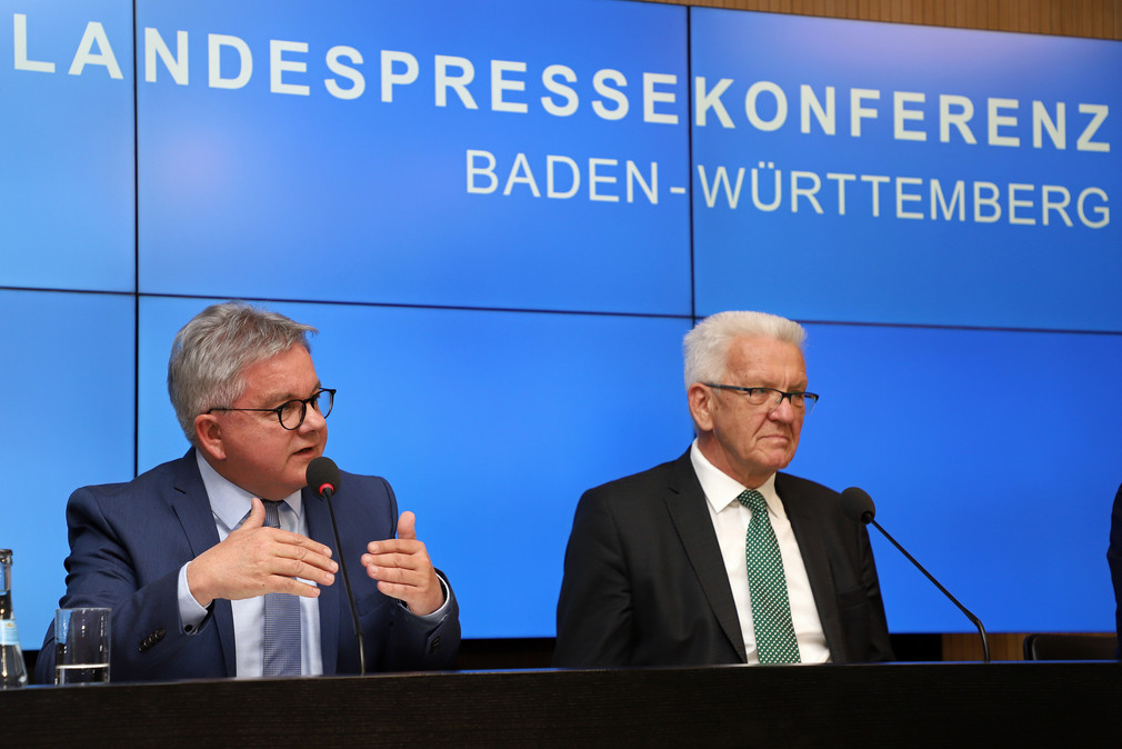 Ministerpräsident Winfried Kretschmann (r.) und Europaminister Guido Wolf (l.) (Bild: Staatsministerium Baden-Württemberg)