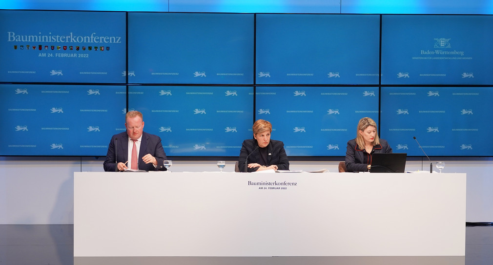 Von links: Prof. Dr. Markus Müller (MLW), Ministerin Nicole Razavi und Carolin Schempp (MLW) auf der Pressekonferenz der digitalen Bauministerkonferenz