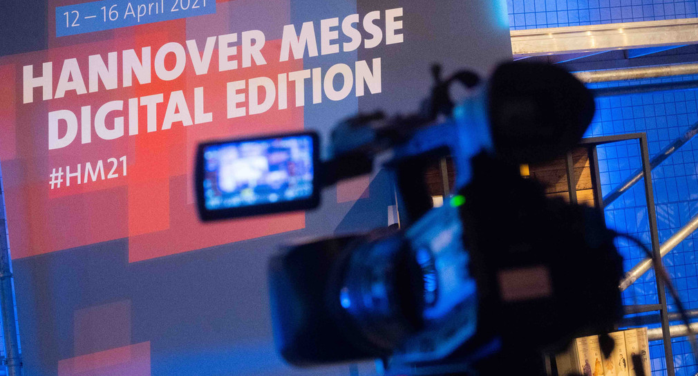 Kameras stehen in einem Studio für die Übertragung der digitalen Version der Hannover Messe.