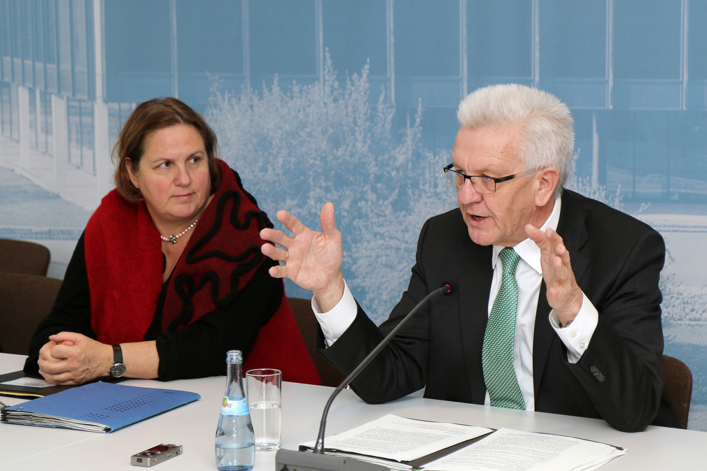Ministerpräsident Winfried Kretschmann (r.) und Staatssekretärin Theresa Schopper (l.)