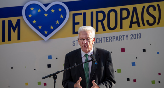Ministerpräsident Winfried Kretschmann spricht zur Eröffnung der 56. Stallwächterparty in der baden-württembergischen Landesvertretung (Bild: © picture alliance/Monika Skolimowska/dpa-Zentralbild/dpa)