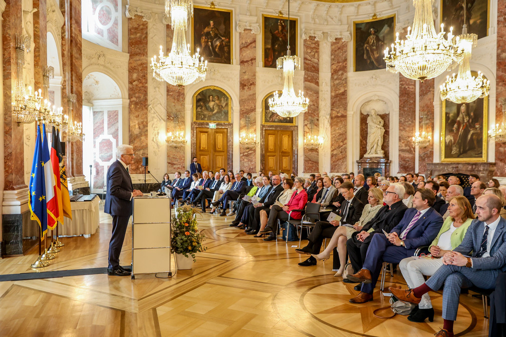Ministerpräsident Winfried Kretschmann (links) bei seiner Ansprache zu den Gästen