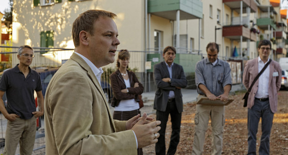 Staatssekretär Ingo Rust besichtigt ein Sanierungsgebiet