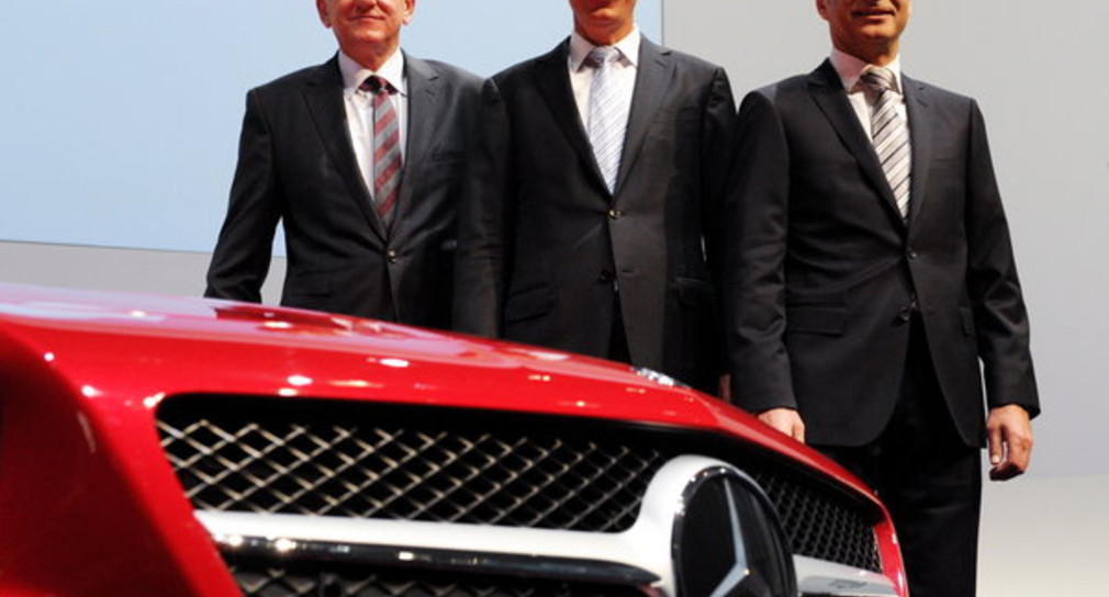 Daimler-Vorstandsvorsitzender Dieter Zetsche (M.) am Donnerstag (09.02.2012) mit LKW-Vorstand Andreas Renschler (l.) und dem Vorstand für Finanzen, Bodo Uebber (r.), bei der Bilanz-Pressekonferenz in Stuttgart (Foto: dpa)