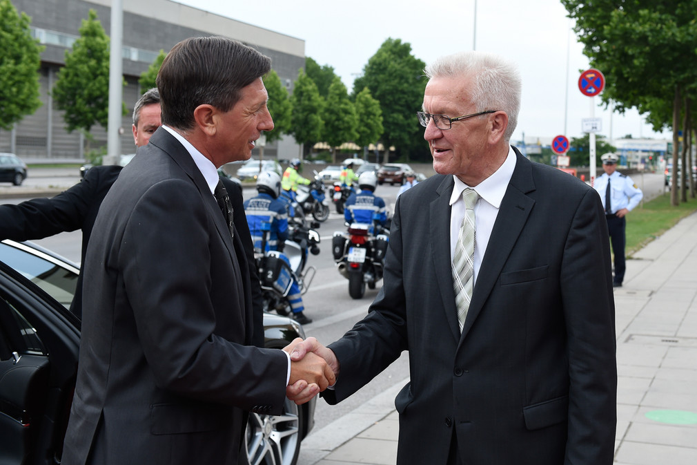 Ministerpräsident Winfried Kretschmann (r.) begrüßt den Präsidenten der Republik Slowenien, Borut Pahor (l.)
