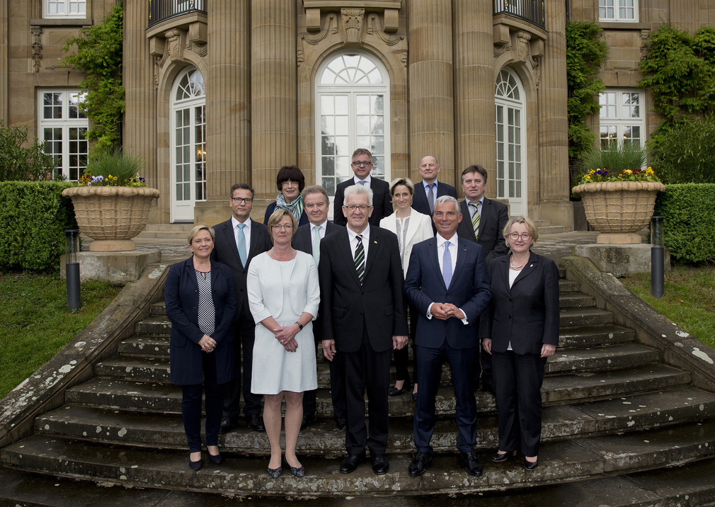 Die Mitglieder der Landesregierung vor der Villa Reitzenstein