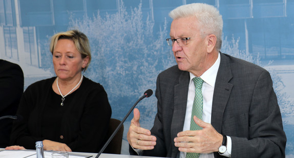 Ministerpräsident Winfried Kretschmann (r.) und Kultusministerin Susanne Eisenmann (l.)