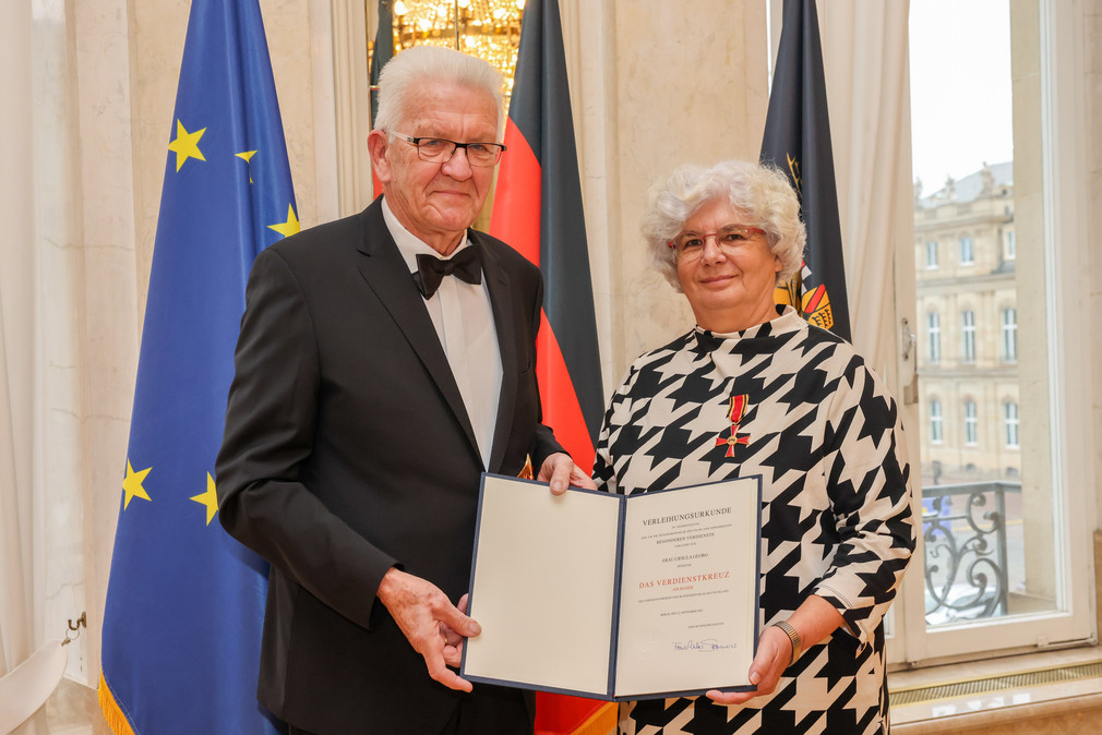 Ministerpräsident Winfried Kretschmann (links) und Ursula Georg (rechts)