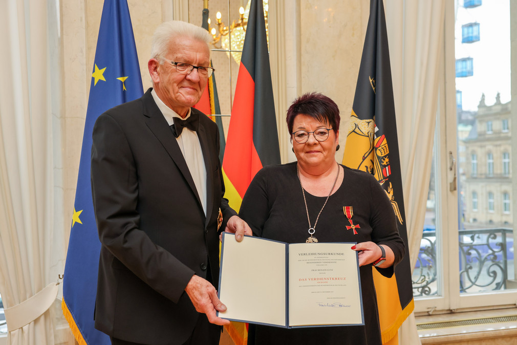 Ministerpräsident Winfried Kretschmann (links) und Renate Lutz (rechts)