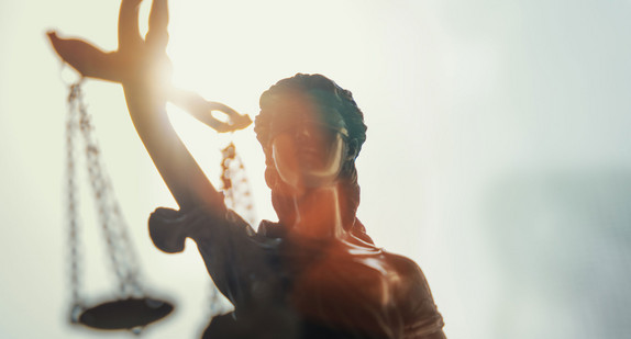 Eine bronzene Figur der Justitia.