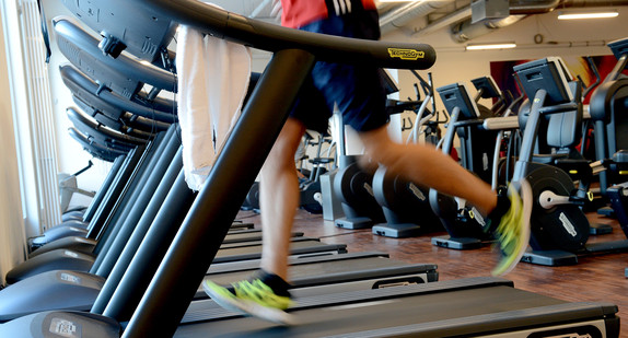 Symbolbild: Ein junger Mann trainiert in einem Fitnessstudio.(Bild: picture alliance/Britta Pedersen/ZB/dpa)