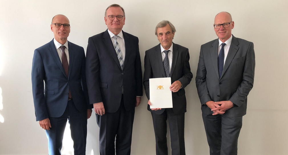 v.l.n.r.: Leitender Ministerialrat Matthias Grundke, Personalreferent im Justizministerium, Ministerialdirektor Elmar Steinbacher, Prof. Dr. Michael Pfohl und Generalstaatsanwalt Achim Brauneisen (Bild: Justizministerium Baden-Württemberg)