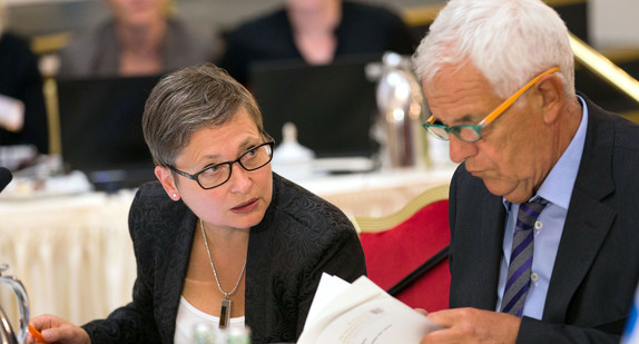 Die Präsidentin des Bundesgerichtshofs, Bettina Limperg (l.) und Jusitzminister Rainer Stickelberger (r.) (Foto: dpa)